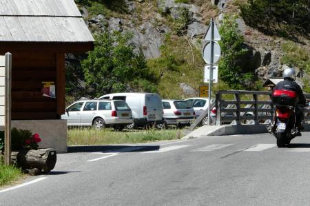 Stationnement à la sortie de Plampinet