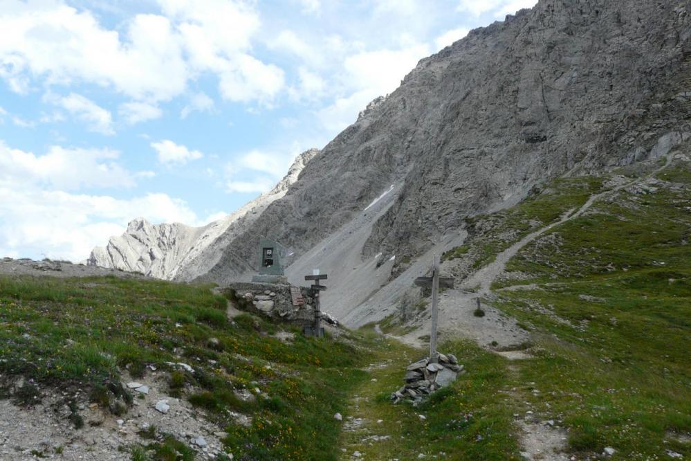 pas de la mulatera au pied de la pointe de Charra et sentier de départ de la via ferrata