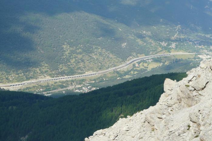 L'autoroute du Fréjus aprés Bardonecchia en Italie vue de la via