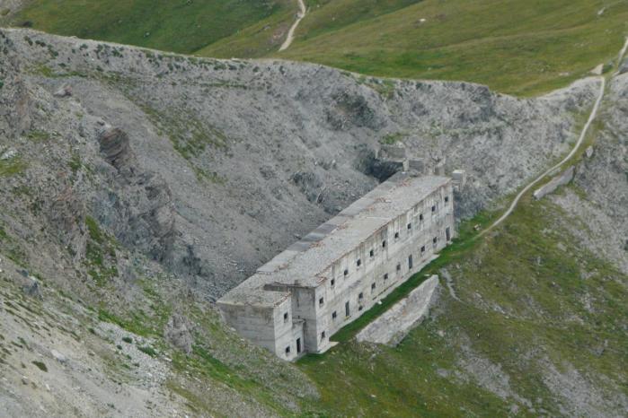 le fort au pied du départ de la la 