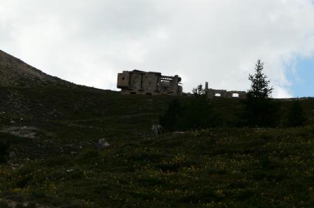 retour aux vestiges militaires du col des Acles