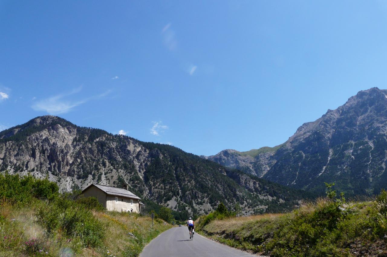 en direction du col de l' Echelle et compagnie d'un autre cycliste