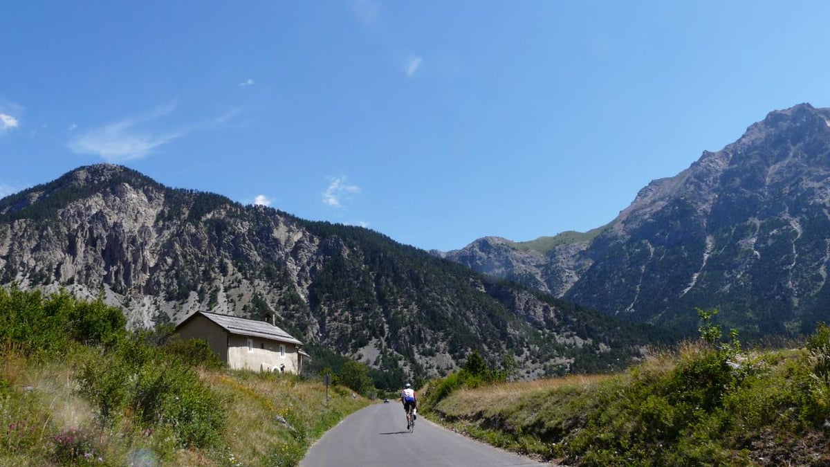en direction du col de l' Echelle et compagnie d'un autre cycliste