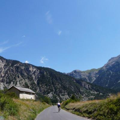 en direction du col de l' Echelle et compagnie d'un autre cycliste