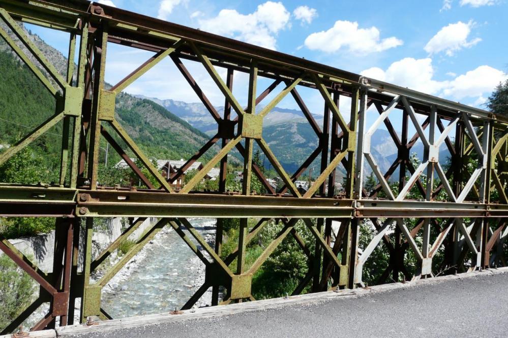 pont vétuste et étroit dans la descente sur Bardonecchia