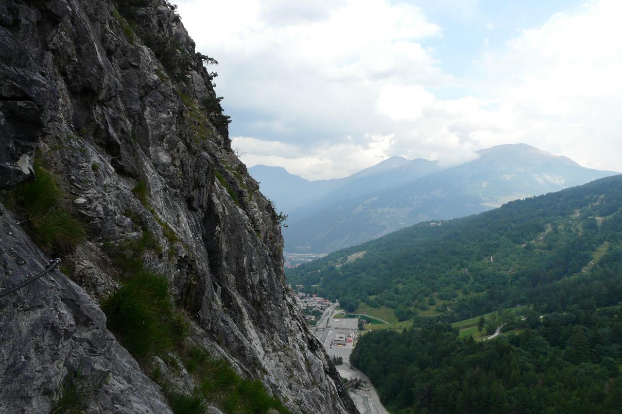 Longue traversée dans la via del Rouas à Bardonecchia