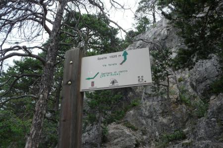 pancarte à la jonction du retour via athlétique et via qui conduit à la grotte et à la passerelle