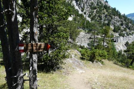 chemin d'accès aux gorges (cabane pont tibétain) et au départ de la via Rocca Clari