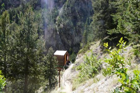 cabane accès pont tibétain