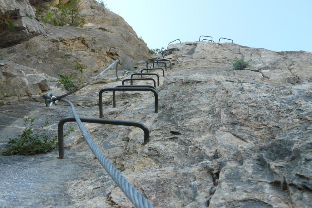 murs verticaux du début de la via de la croix de Toulouse à Briançon