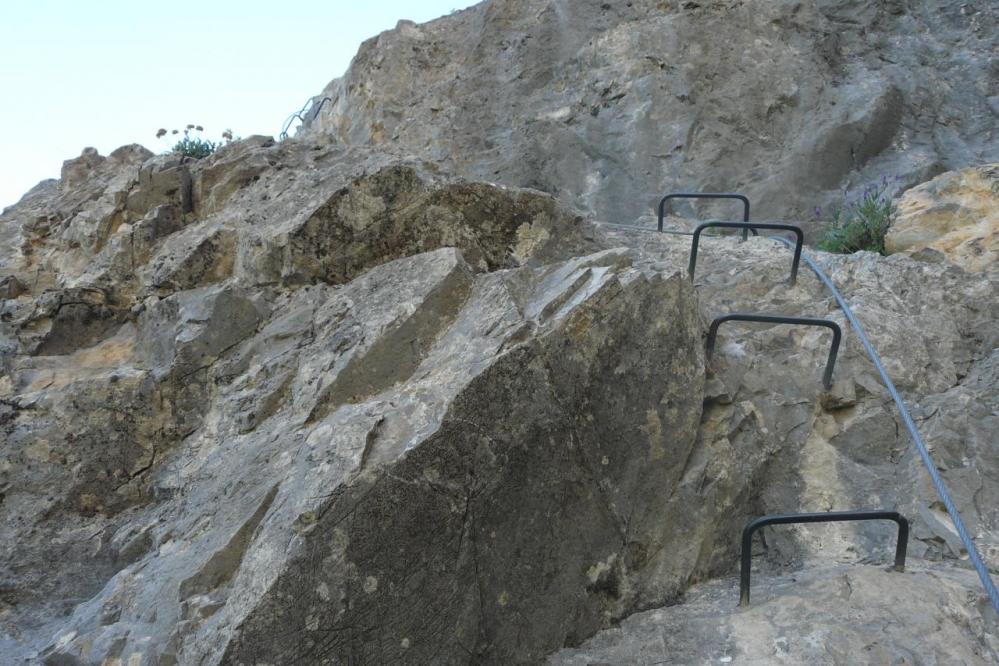 murs verticaux du début de la via de la croix de Toulouse à Briançon