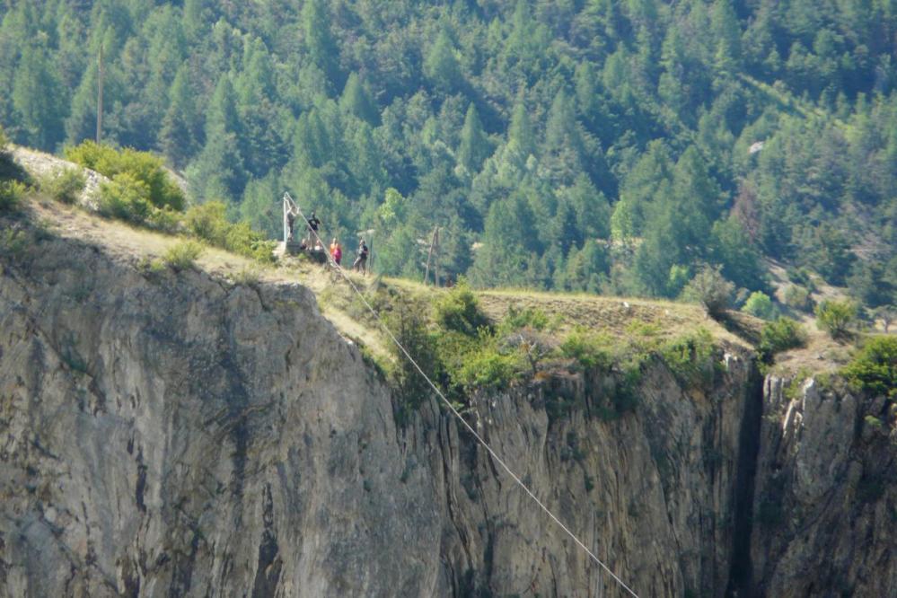 une des 2 grandes tyroliennes des gorges de la Durance