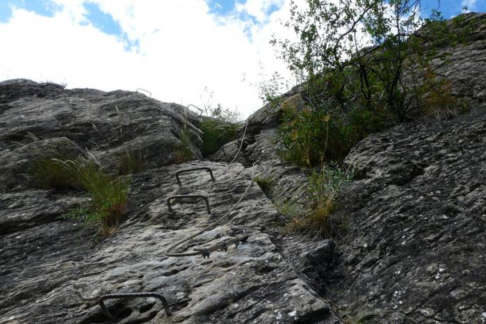 Retour par le rocher d' escalade (descente câblée).