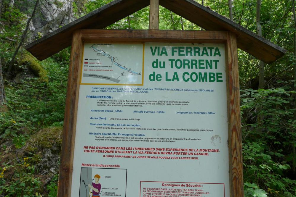 le panneau d' info de la via du torrent de la combe