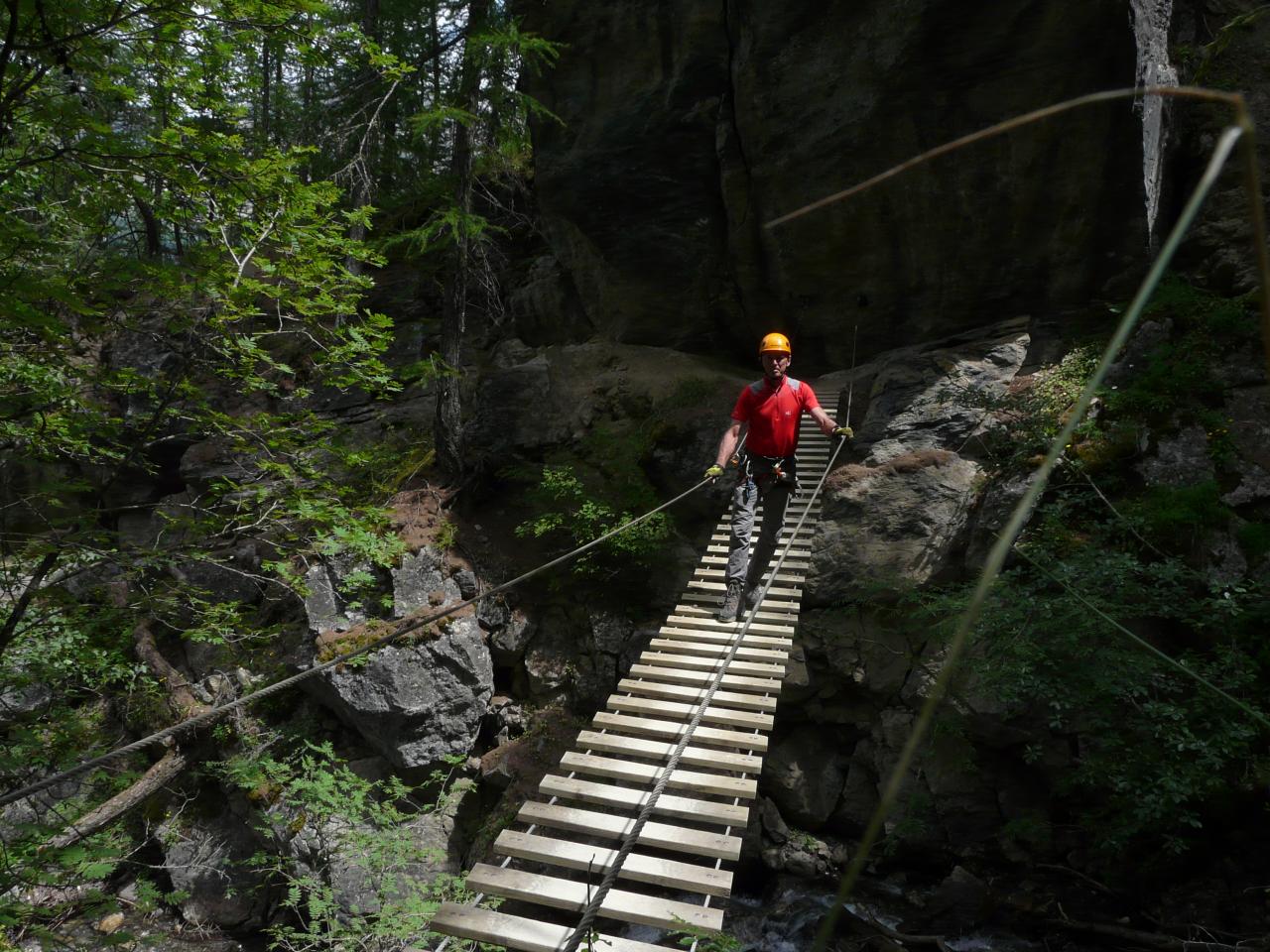 une des premières passerelles de la via du torrent de la combe