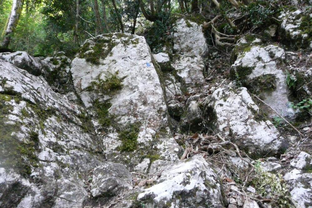 la montée raide et athlétique à la grotte de Pabro