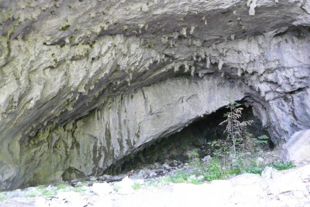 le premier porche à côté de la grotte à Pabro