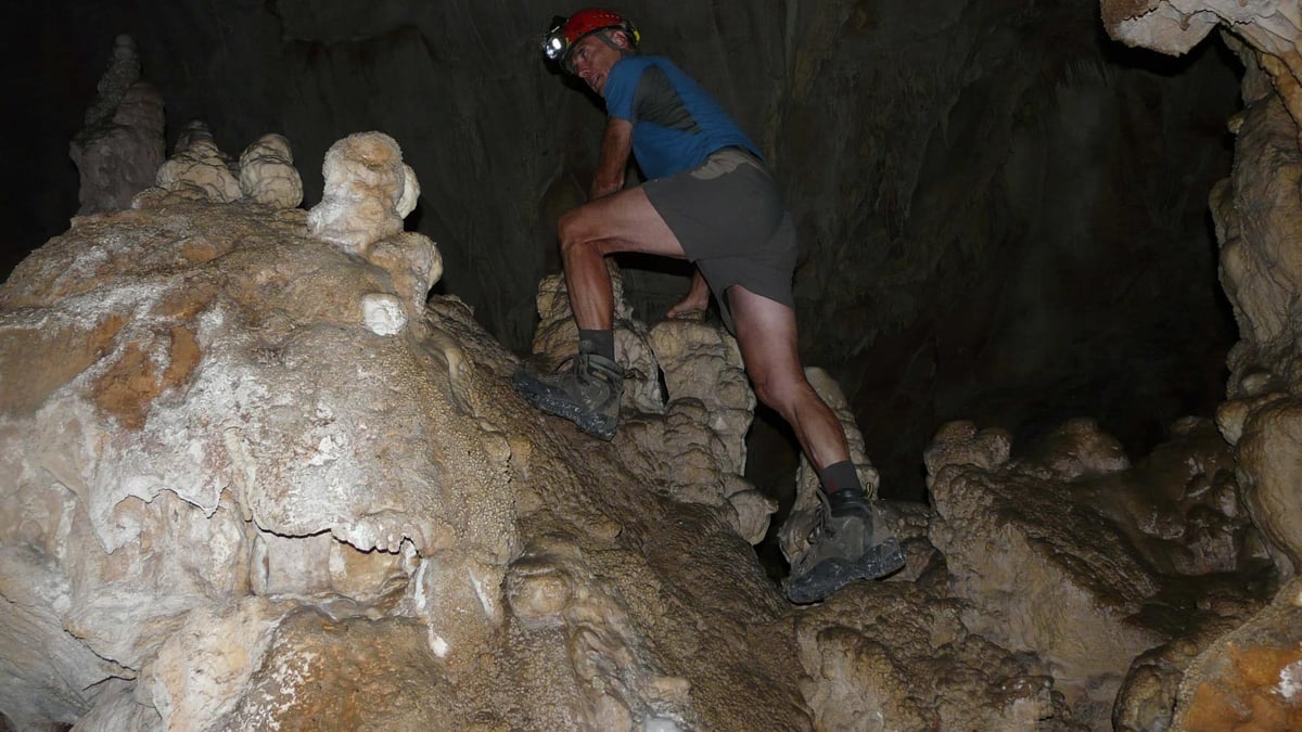 le cheminement dans la cavité de la grotte de Pabro