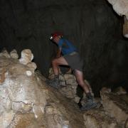 le cheminement dans la cavité de la grotte de Pabro