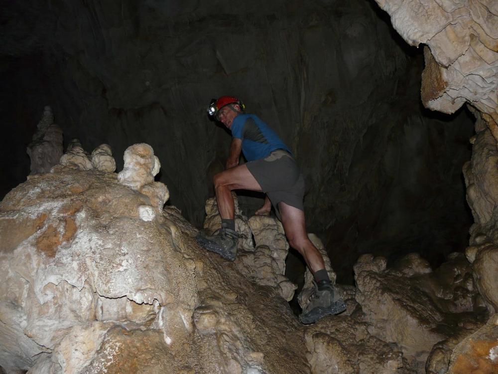 le cheminement dans la cavité de la grotte de Pabro