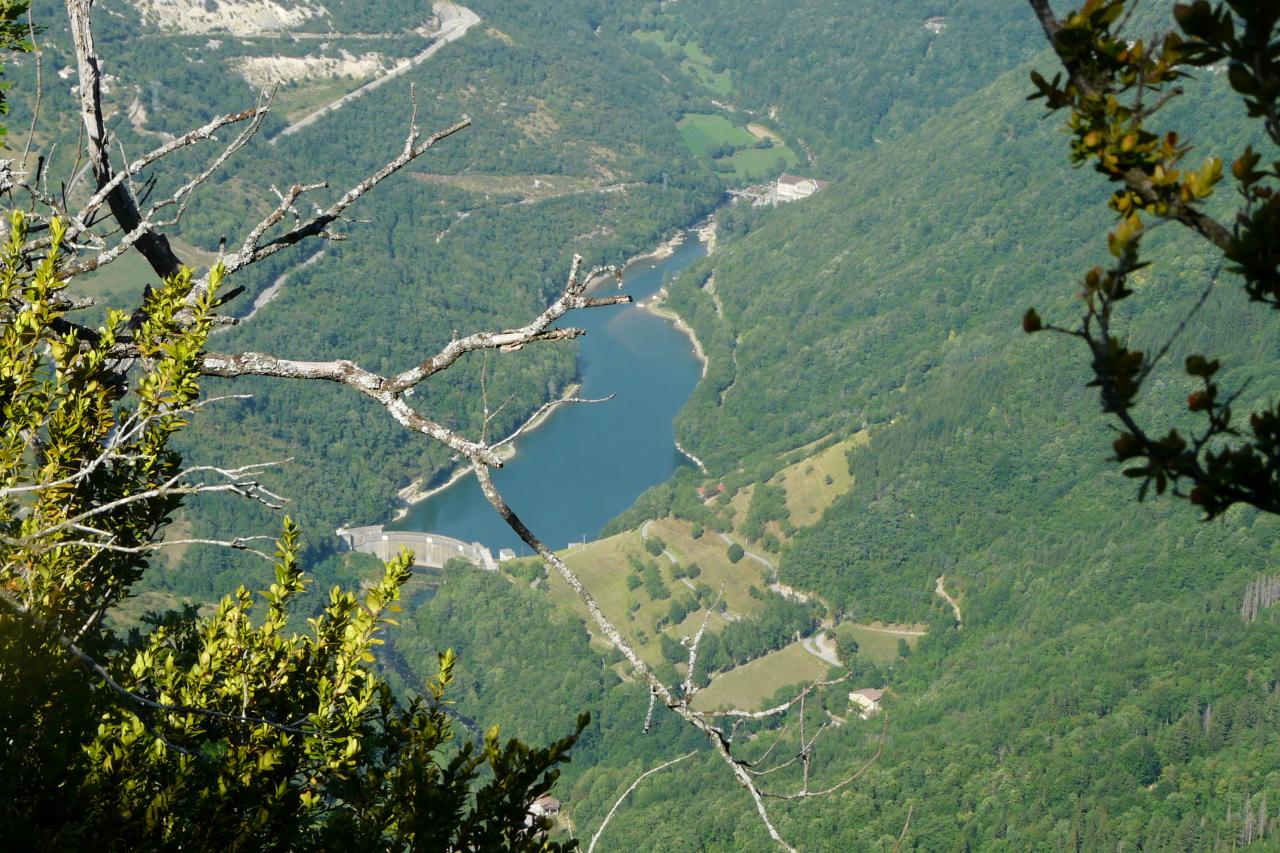 un lac au fond de la vallée