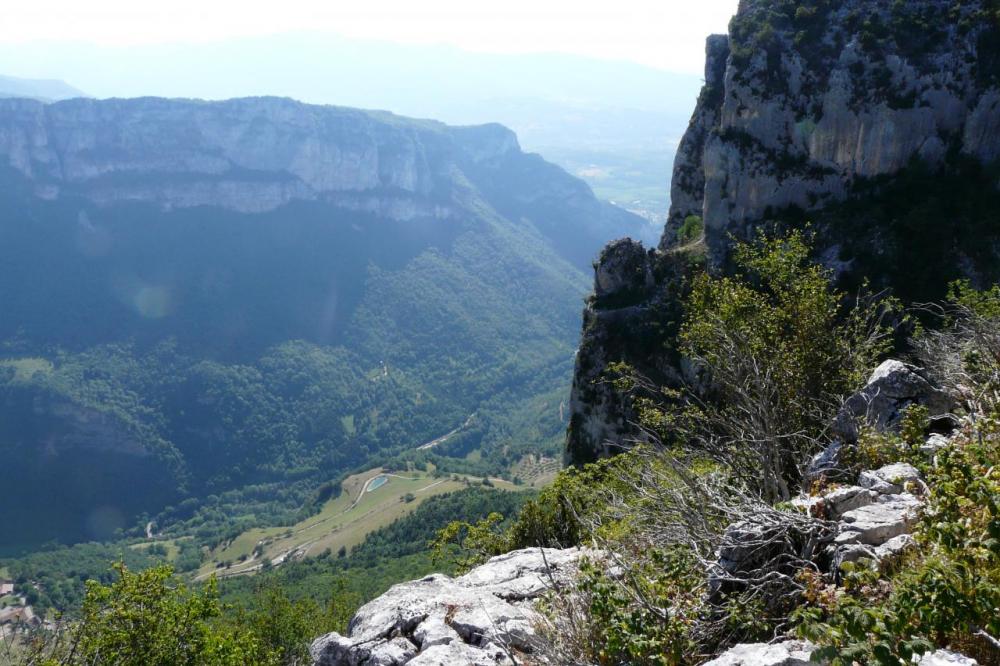 plongée vers le col de Mésélier depuis le pas des voûtes