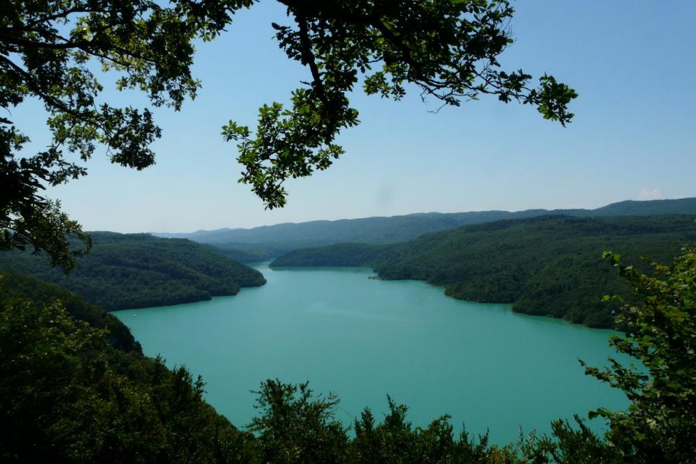 lac de Vouglans, cadre incomparable de la via ferrata de Moirans en montagne !