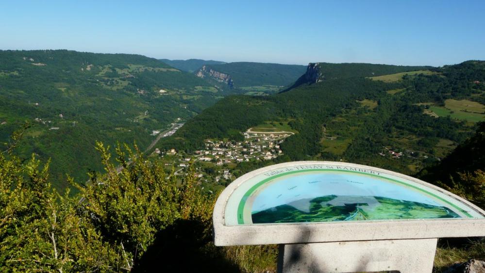 la superbe table d' orientation au dessus de Tenay