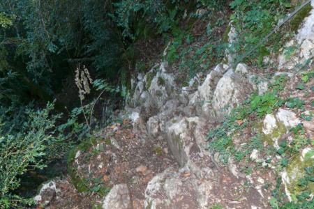 descente câblée, glissante par temps de pluie vers le dépat réel de la via