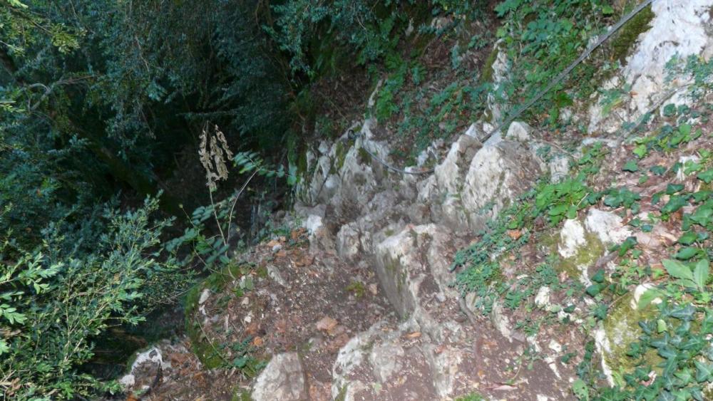 descente câblée, glissante par temps de pluie vers le dépat réel de la via