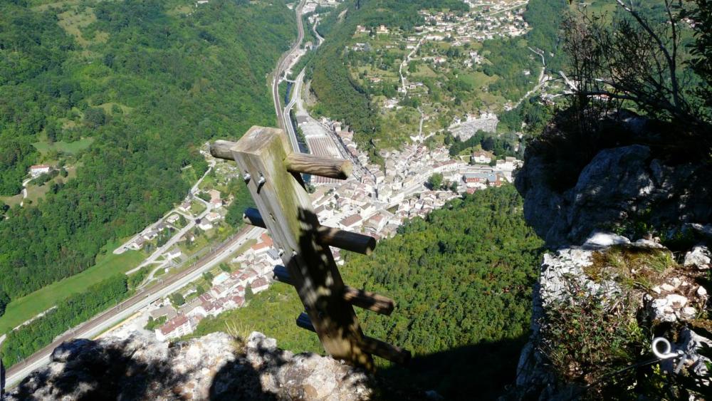 Vue sur la ville de Tenay (depuis la via ferrta d' Hostias)