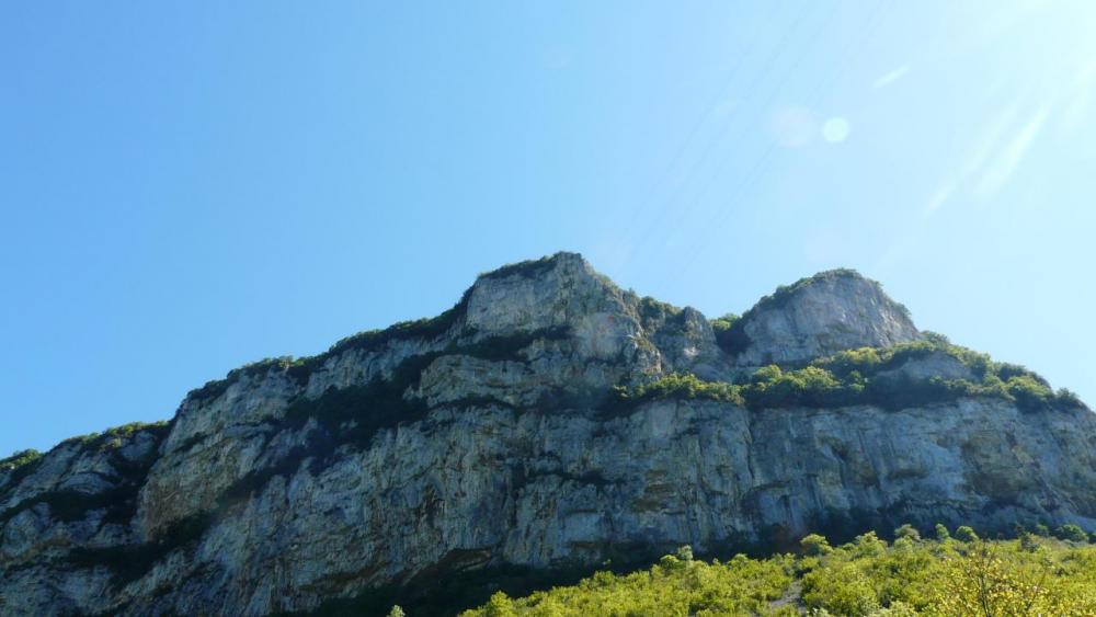 la falaise de la via ferrata de la guinguette à Hostias vue depuis le bas