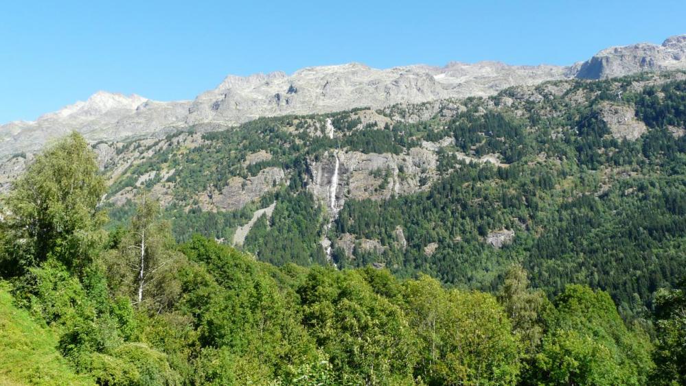 Vue générale sur le site de la via ferrata de lascade de la Fare à Vaujany