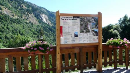 Panneau d'info de la via sur fond de cascade de la Fare !