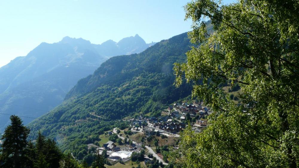 montée ombragée vers la via de la cascade de la fare, vue sur le hameau de la Vilette