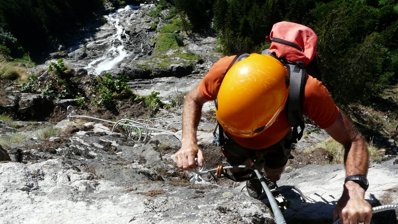 Dans la première partie de la via de la cascade de la Fare à Vaujany