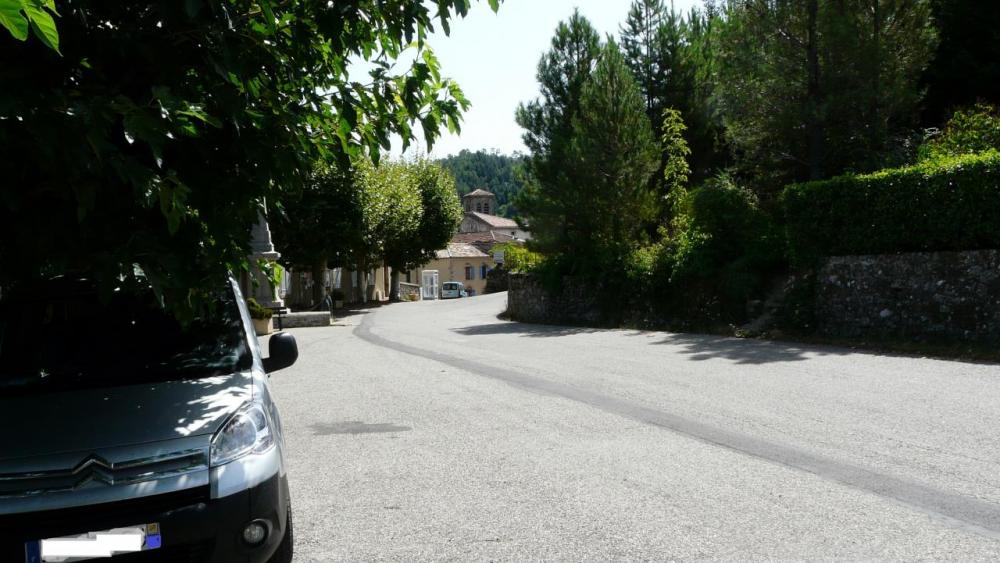 Joannas point de départ du cycliste, la voiture est à l' ombre ...elle !