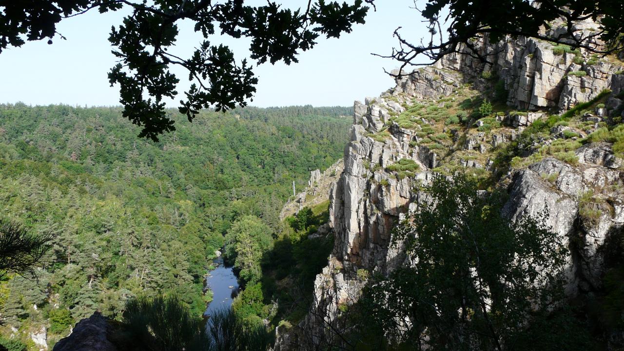 Magnifique vue sur la Truyère et la suite du rocher de la via ferrata de Malzieu