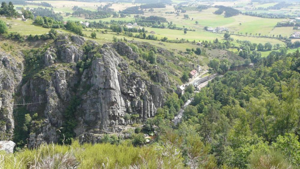 vue d' ensemble sur la via ferrata de Malzieu Ville (Lozére)