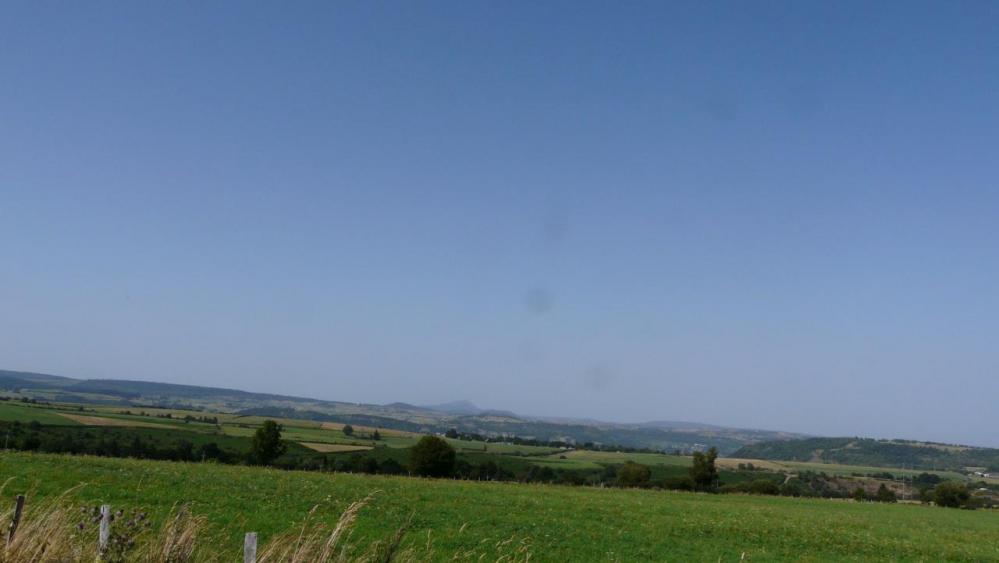 au loin le Puy de Dôme