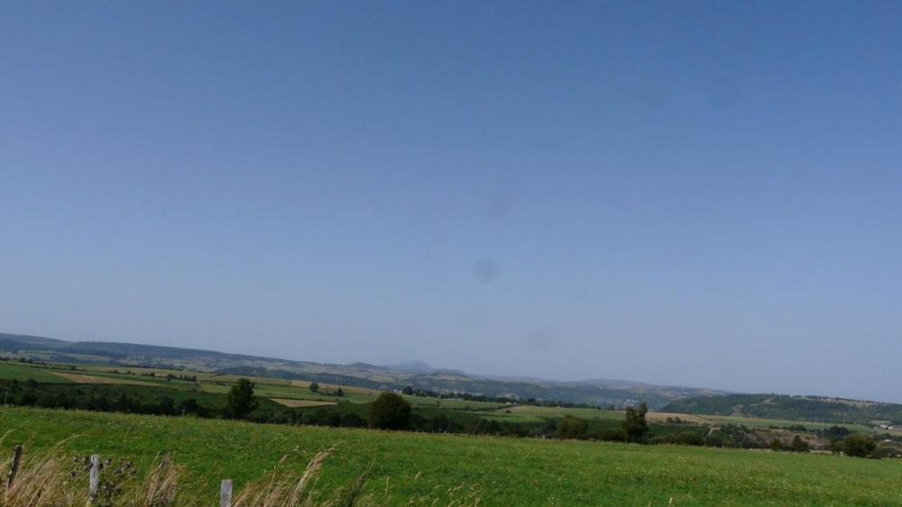 au loin le Puy de Dôme