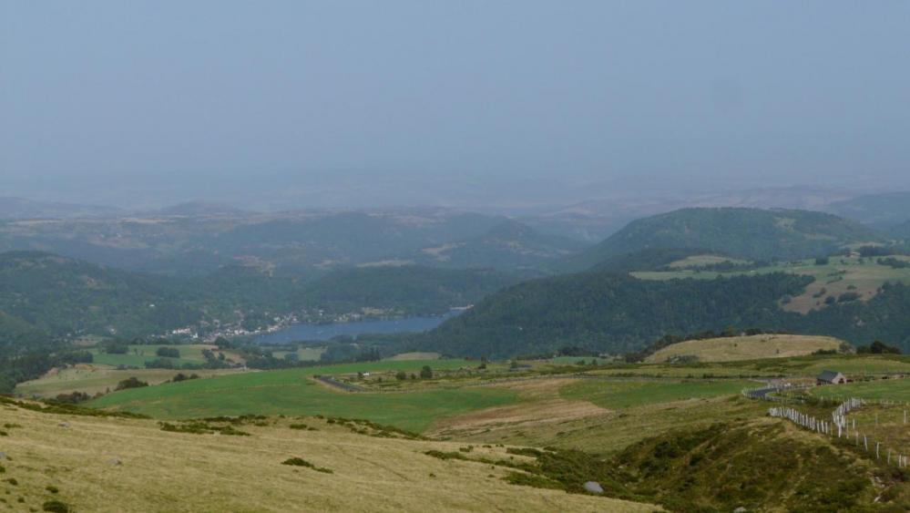 le lac du Chambon vu depuis la descente du col de la croix St ROBERT