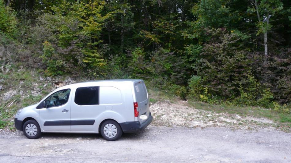 petit parking sur la D21 à hauteur de Nantuy pour aller en haut de la cascade de Charabotte