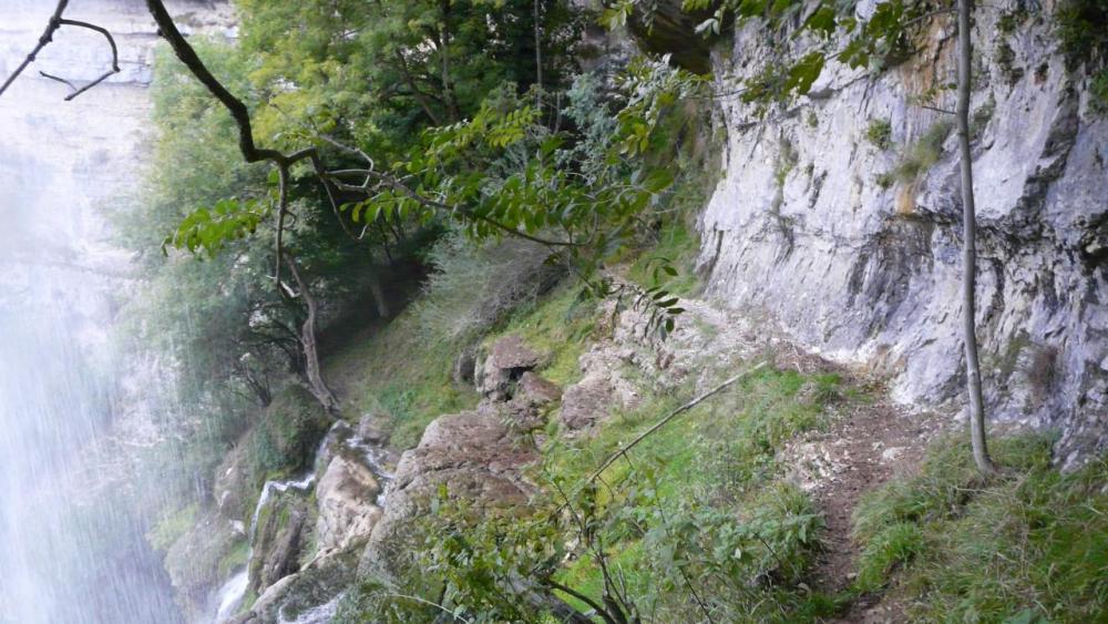 après la cascade la sente se poursuit mais elle devient exposée ! main courante recommandée (à poser).