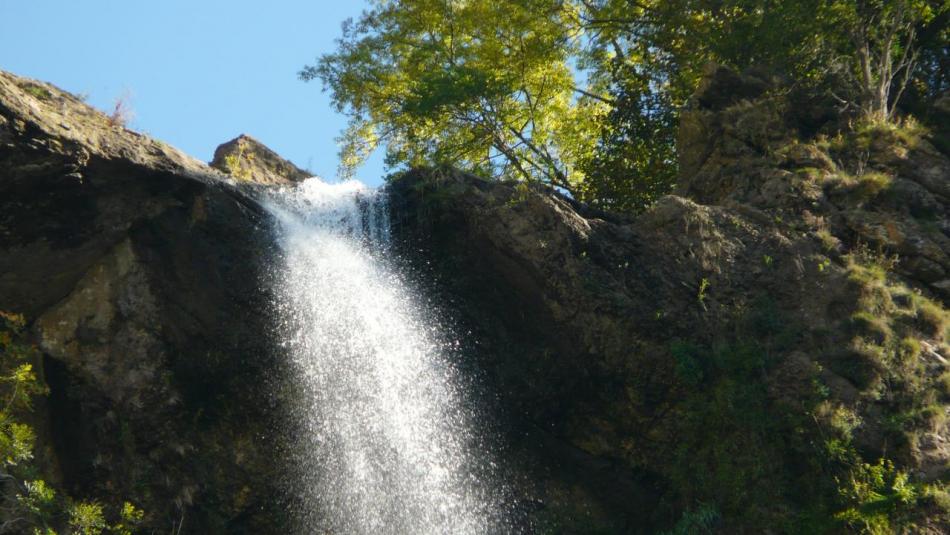 le haut de la chute de la cascade de Charabotte, le sentier  passe dessous !