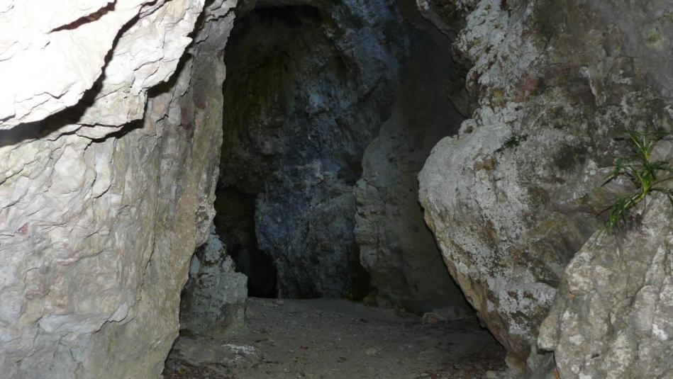 Entrée de la grotte de Charabotte