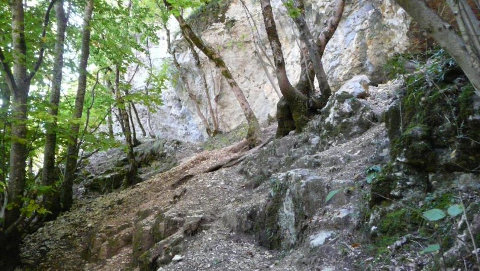 accès délicat à la sente qui part au dessus du tunnel pour rejoindre la grotte de Charabotte