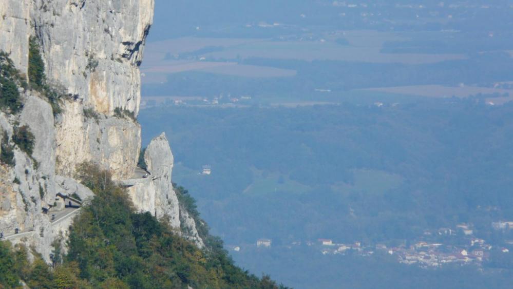 gros plan sur le passage surplombant du col de la Machine