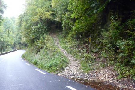 sentier de départ à la grotte de Bouleyre en bord de route