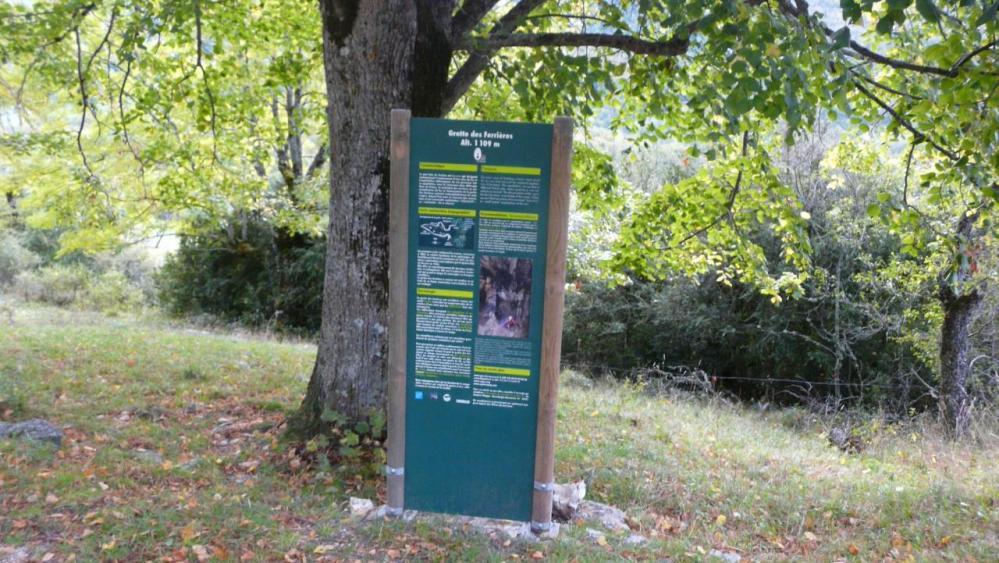 panneau d'info de la grotte des ferrières